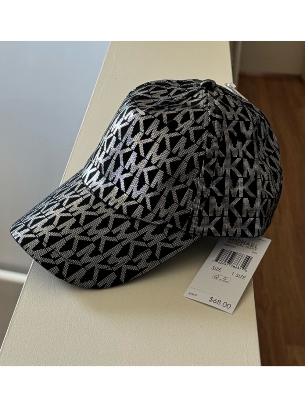 Brand new”Michael Kors” unisex cap.One size,color-black/silver🖤🤍